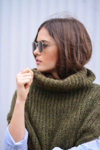 green turtleneck sweater from asos with raybans